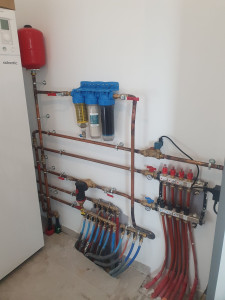 Photo de galerie - Raccordement d'une pompe à chaleur sur plancher chauffant bi-zone 
+ alimentation récupération d'eau de pluie pour les WC et puisage