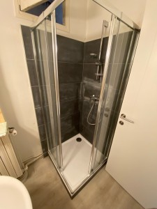 Photo de galerie - Réalisation bac et cabine de douche plus pose du carrelage part mes soins 
