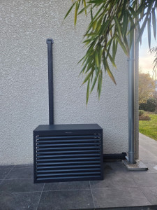 Photo de galerie - Installation d'une climatisation gris anthracite 
de la marque Toshiba 