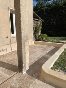 Photo de galerie - Création d'une terrasse. Coulage de dalle + muret en agglo banché + carrelage + enduit sur muret. 