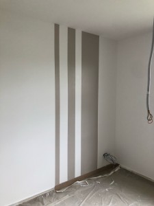Photo de galerie - Bandes verticales en peinture pour faire un rappel avec le mur d’en face 