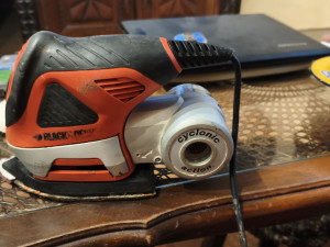 Photo de galerie - Je mets une ponceuse filaire 
À disposition journaliaire 
Avec sabot soit rond soit plat 
Je peux fournir des disques de différent grains suivant vos besoins 
En supplément 
Pour plus de renseignements n'hésitez pas à me contacter