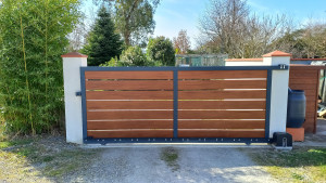 Photo de galerie - Fabrication et pose d'un portail coulissant, cadre en alu avec lames en bois