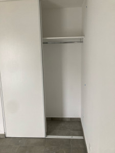 Photo de galerie - Réalisation d’un aménagement et une tringle de penderie et d’un coulissant de placard 