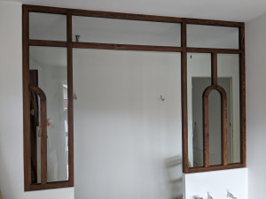 Photo de galerie - Réalisation d'une verrière en bois avec verre de 6mm d'épaisseur, séparant cuisine et couloir