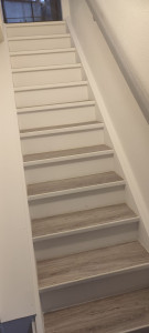 Photo de galerie - Escalier rénové peinture blanche et plaques pvc