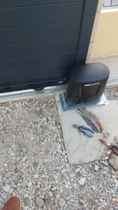 Photo de galerie - Motorisation portail coulissant 
