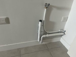 Photo de galerie - Pose de siphon de machine a laver avec l’arrivée d’eau. 