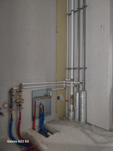 Photo de galerie - Colonne chauffage 
nourrice l'eau froide et l'eau chaude