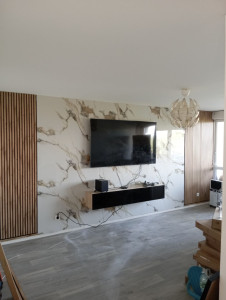 Photo de galerie - Panneau murale avec place PVC et meblle télé 