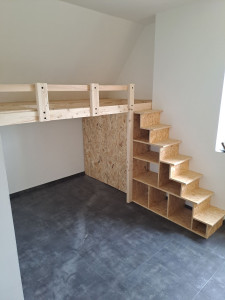 Photo de galerie - Fabrication d'un lit mezzanine avec des rangements en dessous et escalier en OSB à la demande du client 