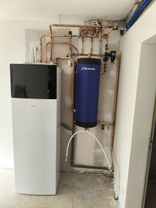 Photo de galerie - Installation d'une pompe à chaleur air/eau en cuivre et raccordement à un réseau de radiateurs en multicouche