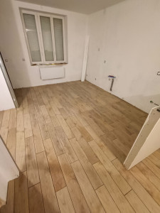 Photo de galerie - Pose carrelage imitation parquet 