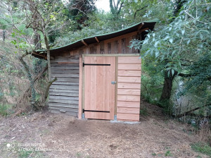 Photo de galerie - Renforcement grange ancienne et fabrication d une porte et pose de clin . le tout en douglas et réalisé avec le propriétaire. 