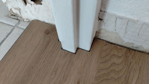 Photo de galerie - Découpe autour d'un cadre de porte en vue d'un joint couleur chêne 