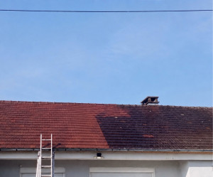 Photo de galerie - Avant Après qui fait la différence cette toiture a retrouvé une seconde vie grâce à un nettoyage et un traitement adapté un résultat propre réalisé avec le plus grand soin vous souhaitez redonner vie à votre toiture contactez nous pour un devis gratuit