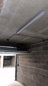 Photo de galerie - Mise en place d’une prise et un luminaire dans un garage 