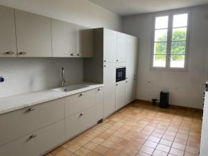 Photo de galerie - Rénovation complète d’une cuisine dans un style sobre et moderne.
Dépose de l’ancien mobilier, reprise de l’électricité et de la plomberie, puis pose d’une nouvelle cuisine sur mesure.
