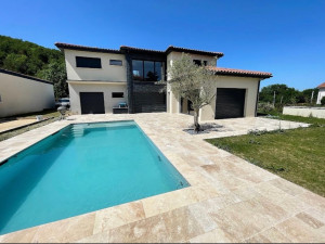 Photo de galerie - Pose de travertin + margelles piscine 