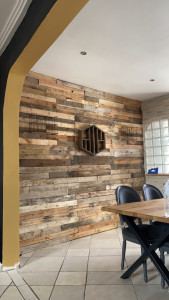 Photo de galerie - Habillage d'un mur de intérieur en bois de palette