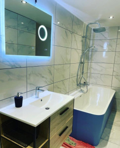 Photo de galerie - Rénovation d’une SDB avec pose d’un meuble vasque , miroir connecté et baignoire 