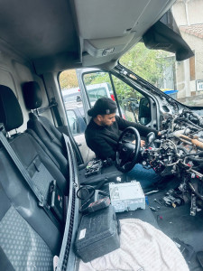 Photo de galerie - Coup de Kärcher dans le van = Électronique H.S. 