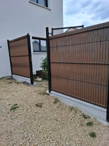 Photo de galerie - Pose grillage rigide poteaux à scellé avec so

us bassement plus portail 1 80m .
