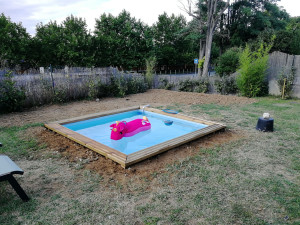 Photo de galerie - Montage d'une piscine bois de 4m3