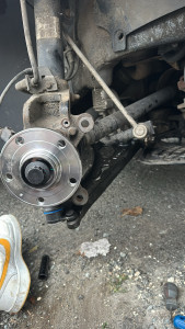 Photo de galerie - Changement de triangle et roulement sur un Audi a3