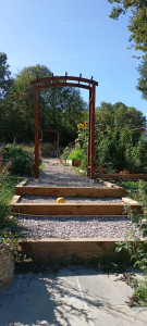 Photo de galerie - Réalisation de 3 marches avec aller en gravier afin d'accéder au potager 
