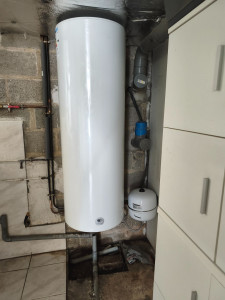 Photo de galerie - Pose d'un chauffe-eau électrique avec vase d'expansion.