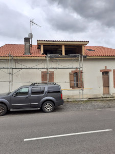 Photo de galerie - Travaux de création de chiens assis avec une charpente et couverture sur maison des années 1920