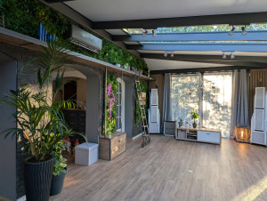 Photo de galerie - Bibliothèque dans une véranda. (structure métallique, meuble sur mesure bois & metal, échelle bibliothèque) 