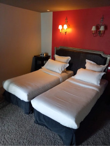 Photo de galerie - Préparation et nettoyage d’une chambre Airbnb : lits faits, linge installé et chambre prête à accueillir les voyageurs