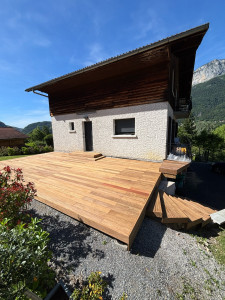 Photo de galerie - Terrasse bois sur plot + habillage escalier 