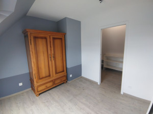 Photo de galerie - Création d'une cloison avec porte galandage , pour création sur mesure d'un dressing ,avec du neuf et de la récupération appartement au client. modification électrique et création de prise et point lumineux..