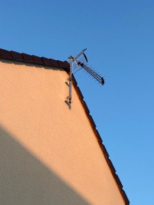Photo de galerie - Montage d’une antenne avec matériel fourni par le correspondant.pignon sur 7m de haut avec un enlèvement de nid de guêpes en démarrage.Merci encore pour votre confiance pour ma première intervention sur AlloVoisins 