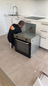 Photo de galerie - Installation et encastrement d’un four dans un meuble de cuisine. Travail réalisé avec soin et précision.