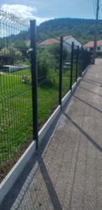 Photo de galerie - Démolition d'un muré et pose d'un grillage rigide avec sous bassement béton 