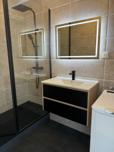 Photo de galerie - Salle de bain, complète bac à douche, carrelage paroi meuble