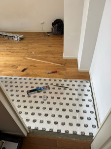 Photo de galerie - ?️ Chantier en cours ! Pose de parquet en cours, avec des finitions soignées. ✔️ Travail propre et de qualité. ? Contactez-moi pour un devis gratuit.