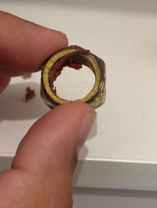 Photo de galerie - Une fuite dans les WC un dimanche soir, pas top... 
l'As du plombier arrivée en 20min, le coupable trouvée en 5min