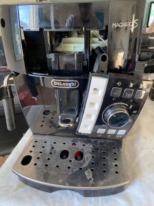 Photo de galerie - Machine à café DELONGHI, le café ne coule plus. Un petit tour en atelier est c'est reparti :-)