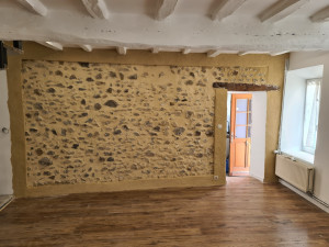 Photo de galerie - Piochage de mur en pierre pour refaire des joints de pierres avec bandos et pose de parquet  