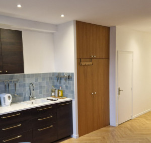 Photo de galerie - Placard  sur mesure avec portes plaquées chêne