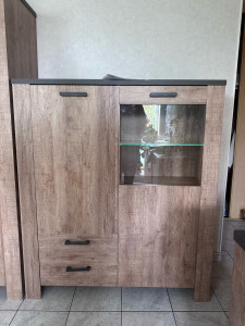 Photo de galerie - Montage d’une vitrine en kit 