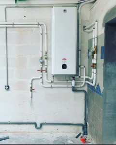 Photo de galerie - Pose d’un ballon d’eau chaude dans un local