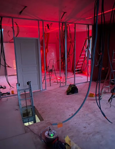 Photo de galerie - Réalisation de travaux de placo-plâtre au plafond et sur les murs. Pose de plaques de plâtre, bandes à joints et préparation des surfaces pour la peinture. Travail soigné et finitions de qualité