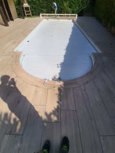 Photo de galerie - Terrasse / tour de piscine en pose sur plots de dalles 2cm.
