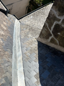 Photo de galerie - Pose d’une nouvelles noue en zinc ainsi que pose d’ardoise et forfait remplacement d’ardoise casser ardoise non alignés du au contraintes de la charpente existante 